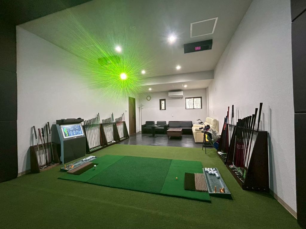 ラウンジ＆ゴルフルーム全景